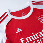 Kit de fútbol para niños: camiseta de local del Arsenal (camiseta, pantalones cortos y calcetines) 2025/26, color rojo